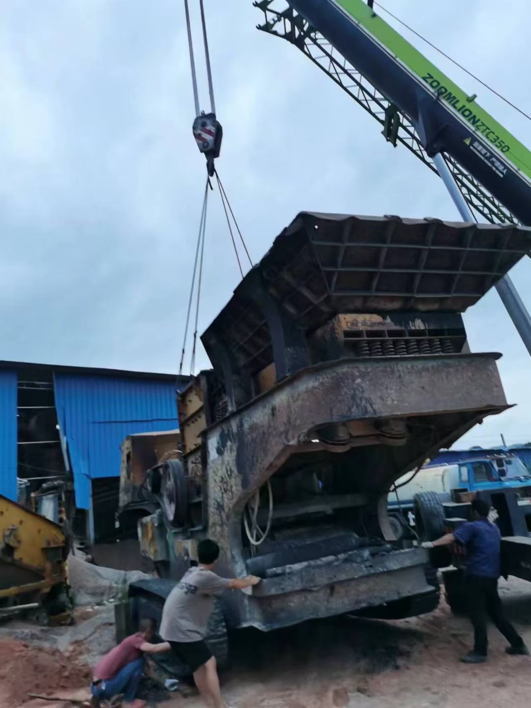 大小吊車出租機(jī)器安裝就位
